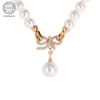 Un elegante e affascinante collo di perle realizzato in argento 925, perfetto per varie occasioni e ideale come regalo per gli amici, presentato in una bella scatola regalo.