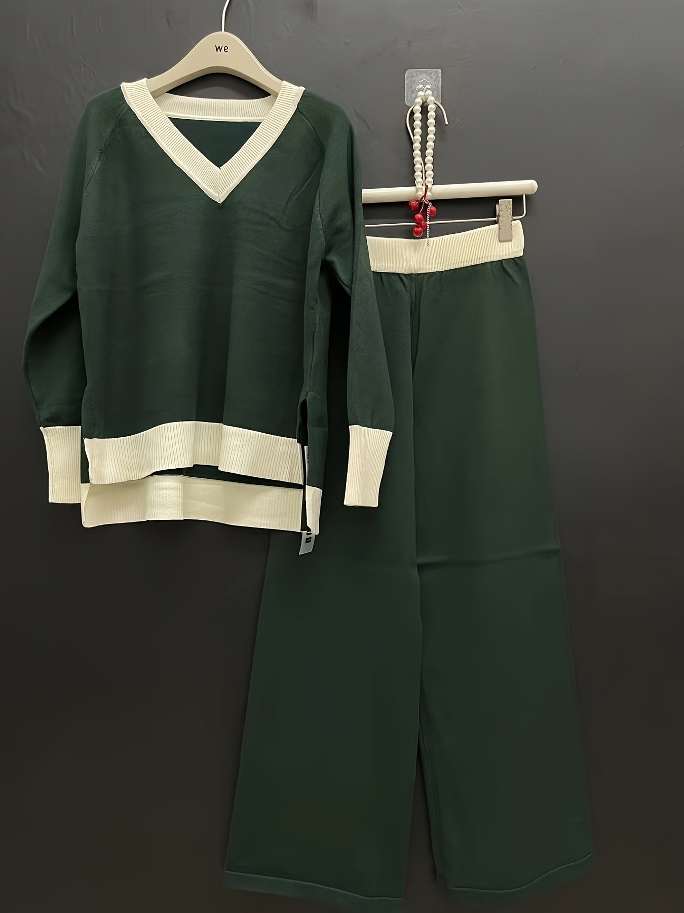 Set casual da donna in due pezzi: maglione a V con scollo e pantaloni larghi e a vita bassa - Verde con dettagli bianchi, perfetto per la primavera/autunno