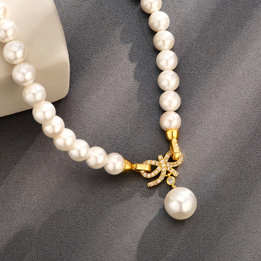 Un elegante e affascinante collo di perle realizzato in argento 925, perfetto per varie occasioni e ideale come regalo per gli amici, presentato in una bella scatola regalo.